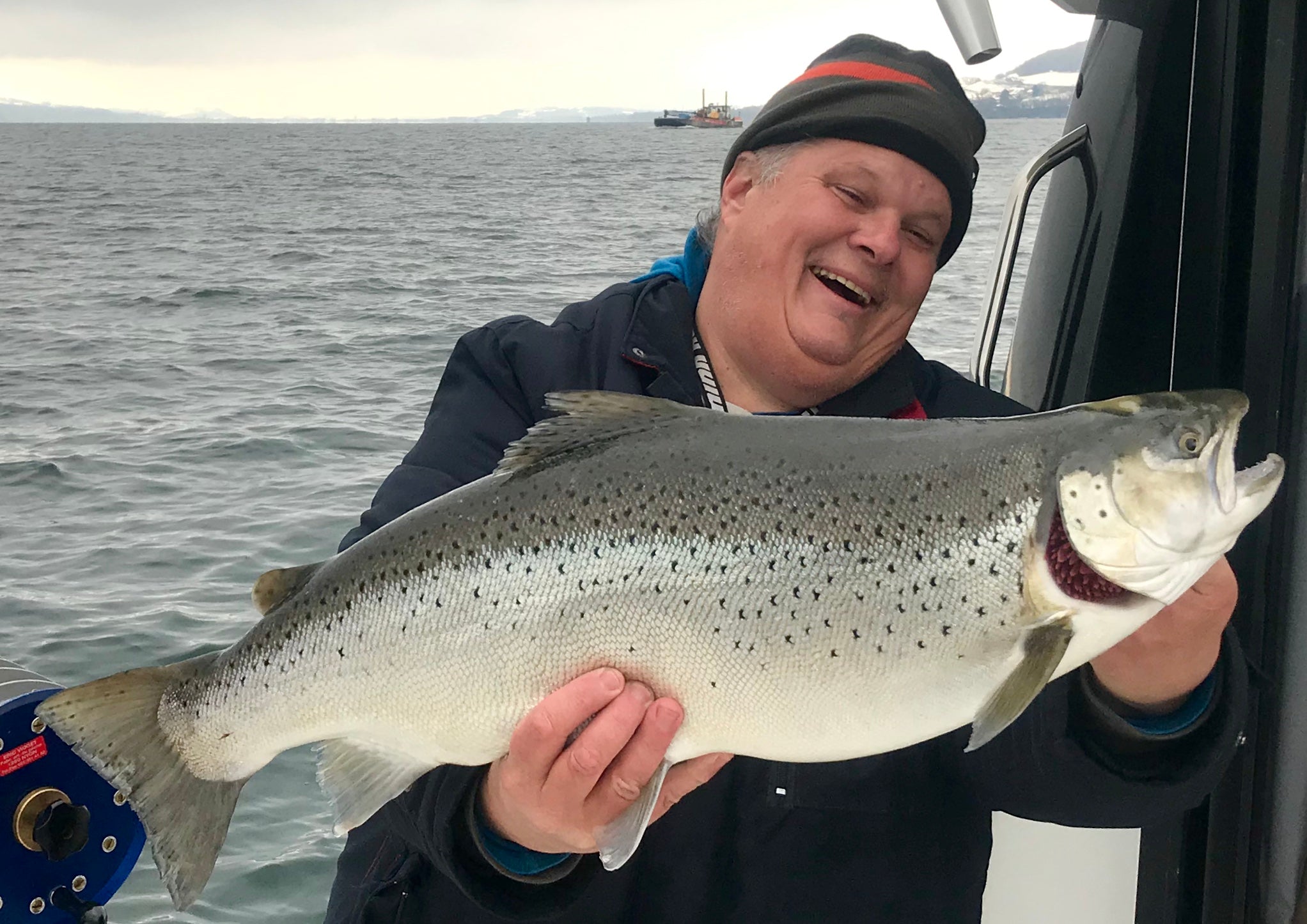 Grosse Seeforellen im Drill auf Goldfisch Premium Perlmutt Spange
