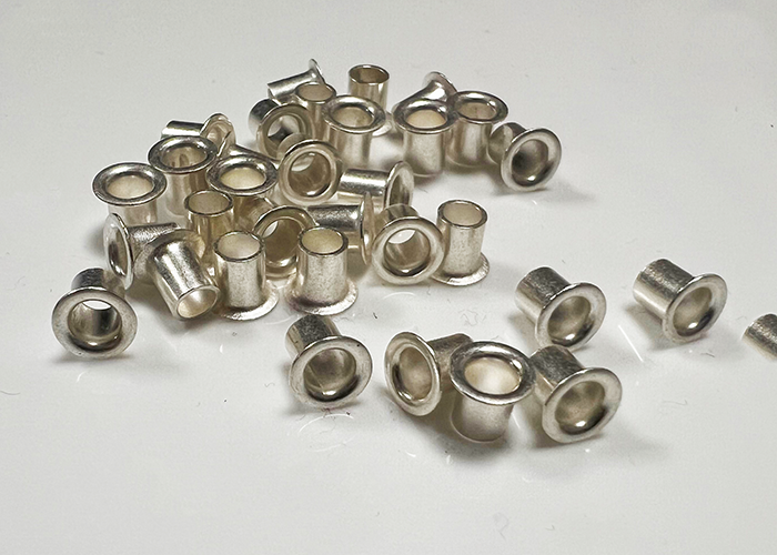 Quetschhülsen für Perlmutt-Spangen